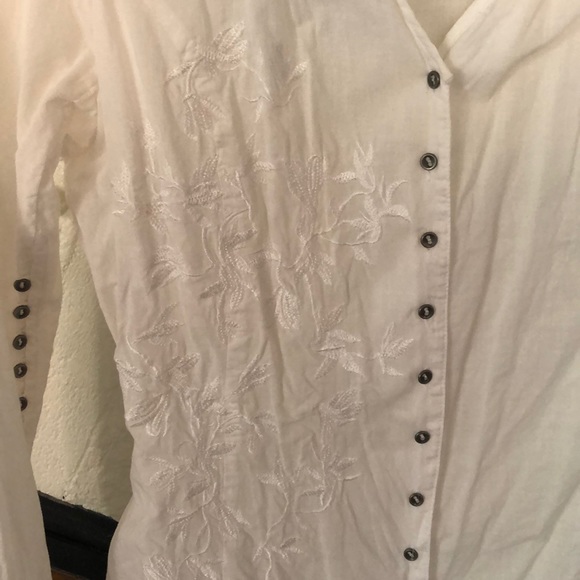 White blouse with embroidered flowers - Picture 2 of 4